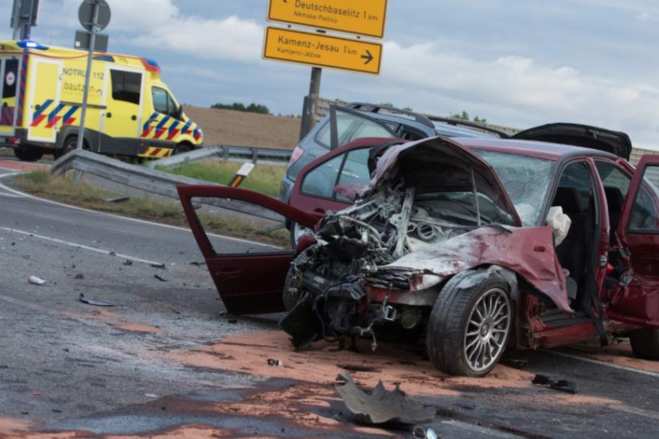 Die beiden Autos waren an der Kreuzung am Abzweig Deutschbaselitz ineinander gekracht.