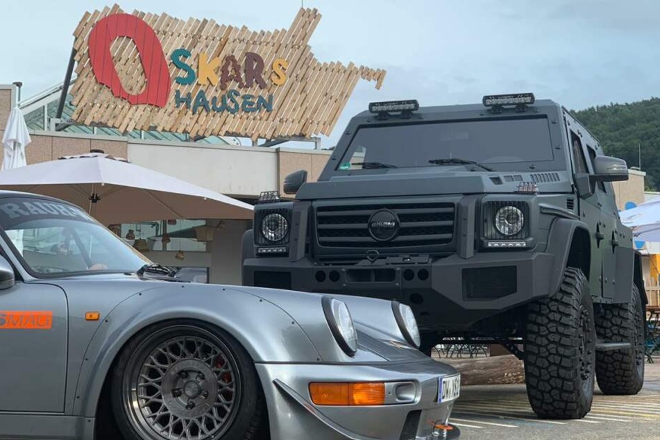 Ob tief und schnell oder hoch und kraftvoll. Zur "XS Cars'n'Coffe' kommen viele Highlights auf vier Rädern.