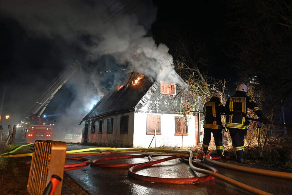 Die Feuerwehr rückte den Flammen mit Stahlrohren zu Leibe.
