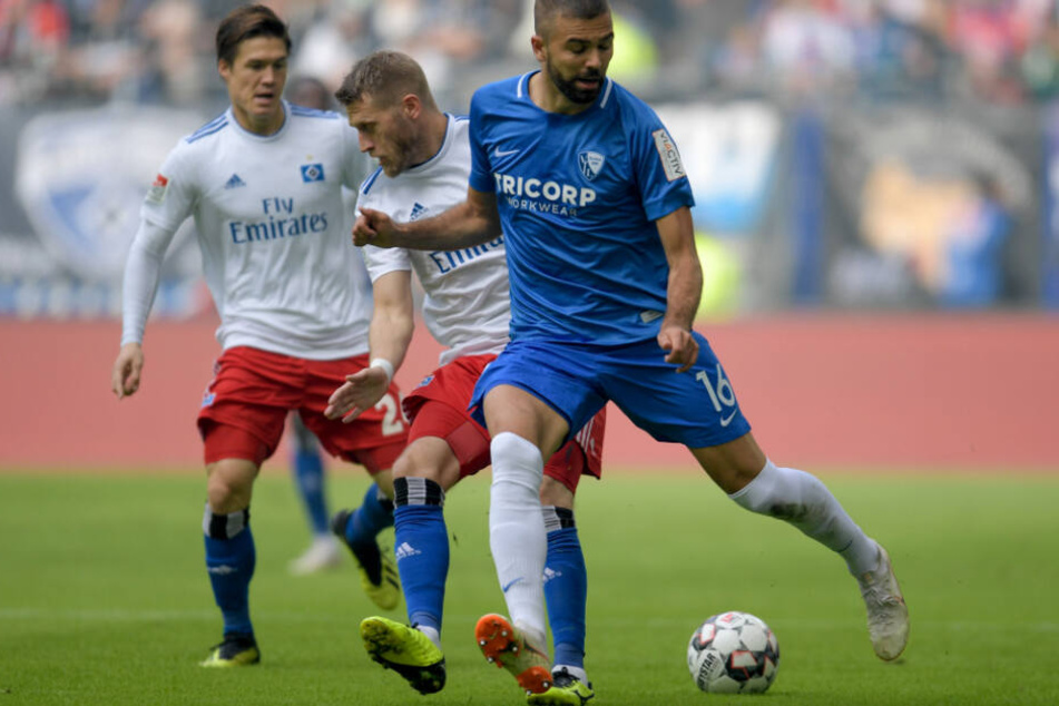 Im Hinspiel zeigte Lukas Hinterseer den HSV-Spielern Aaron Hunt (Mitte) und Gotuko Sakai die Fersen.