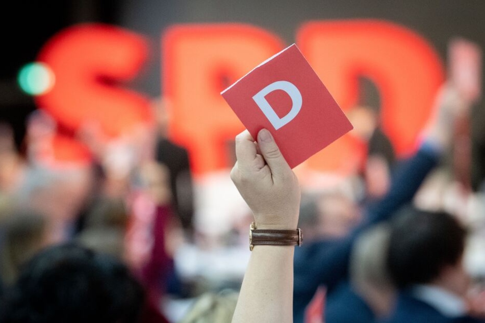 Bei einem Parteitag sollen die Mitglieder über die Entscheidung abstimmen. (Symbolbild)