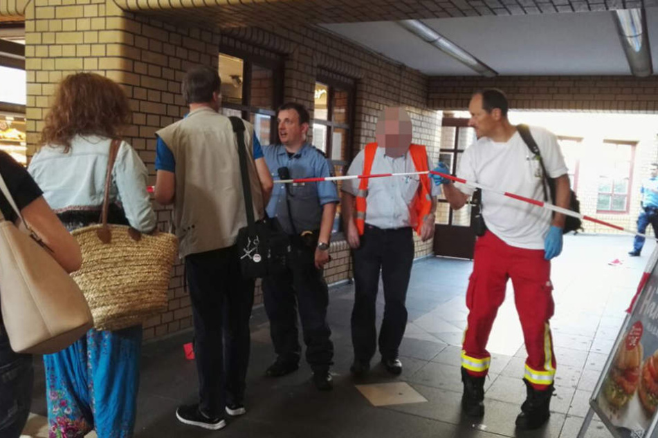 Der Fahrer (rote Weste) musste mit einem Schock ins Krankenhaus.