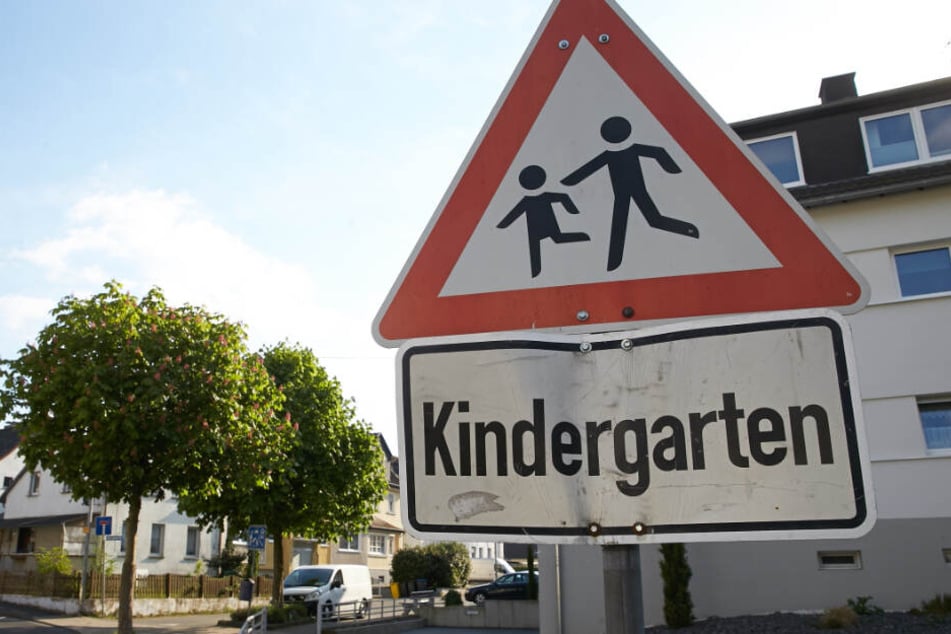 Das Kind fiel in einen benachbarten Gartenteich.