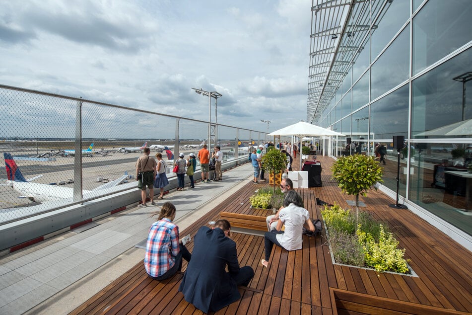 Auf der im Jahr 2016 eröffneten Besucherterrasse am Terminal 2 des Frankfurter Flughafens finden mittlerweile regelmäßig wilde Elektro-Partys statt. (Archivfoto)