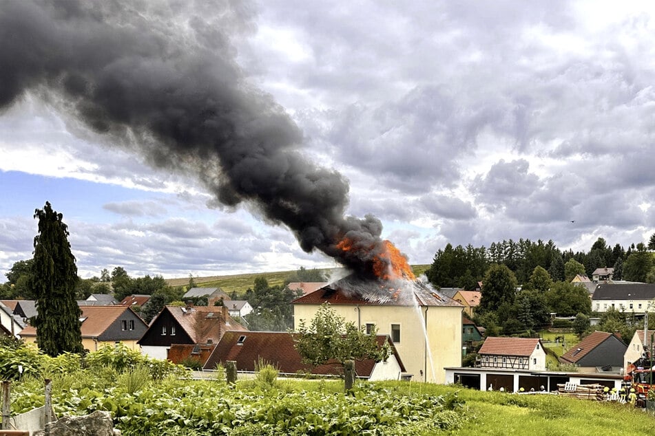 Dunkler Rauch stieg in die Luft.