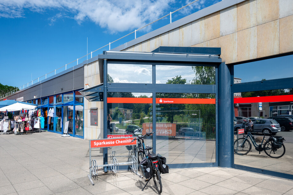 Sparkasse im Gablenz-Center: Hier sollte ein Rentner (83) 30.000 Euro abheben. Offenbar hatten Betrüger den Mann mit der KI-generierten Stimme seiner Enkelin getäuscht.