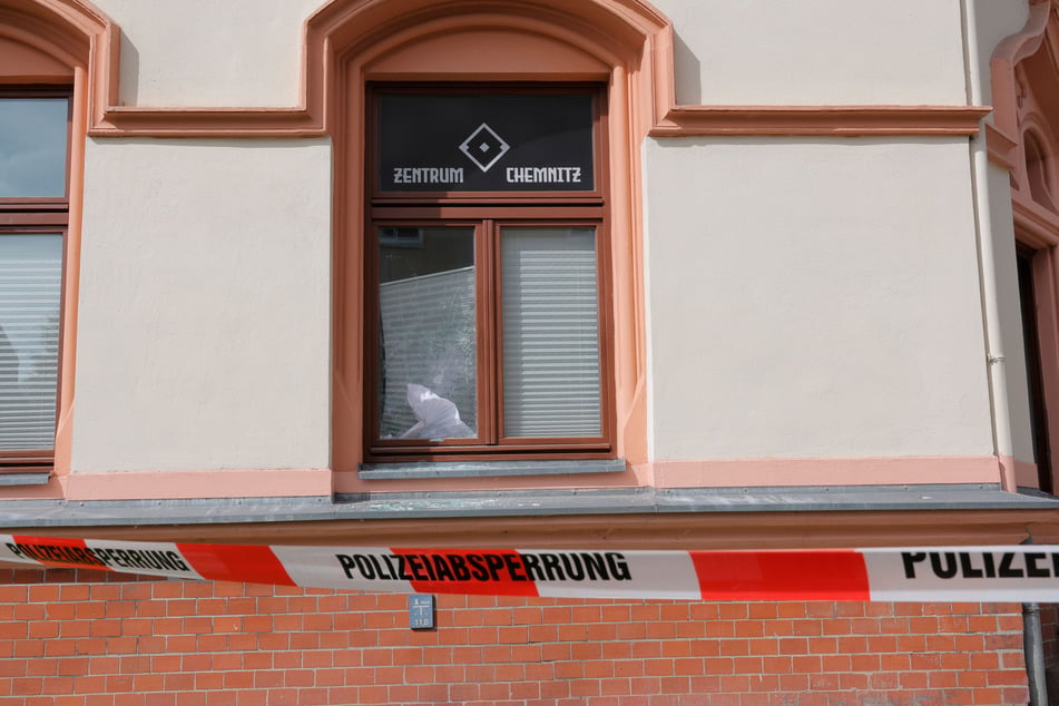 In der Nacht zu Freitag haben Unbekannte ein Fenster am Veranstaltungszentrum der Identitären Bewegung in Chemnitz zerstört.