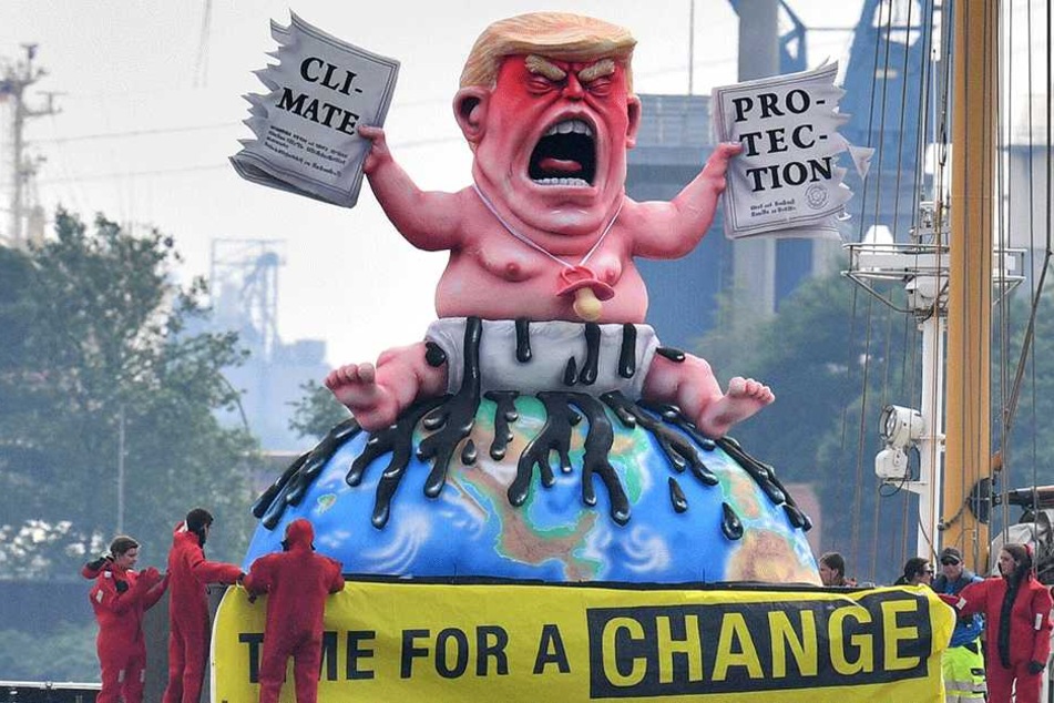 Das Greenpeace Schiff Beluga II fährt mit einer Puppe die Donald Trump ähnelt bei einer Protestaktion auf der Elbe.