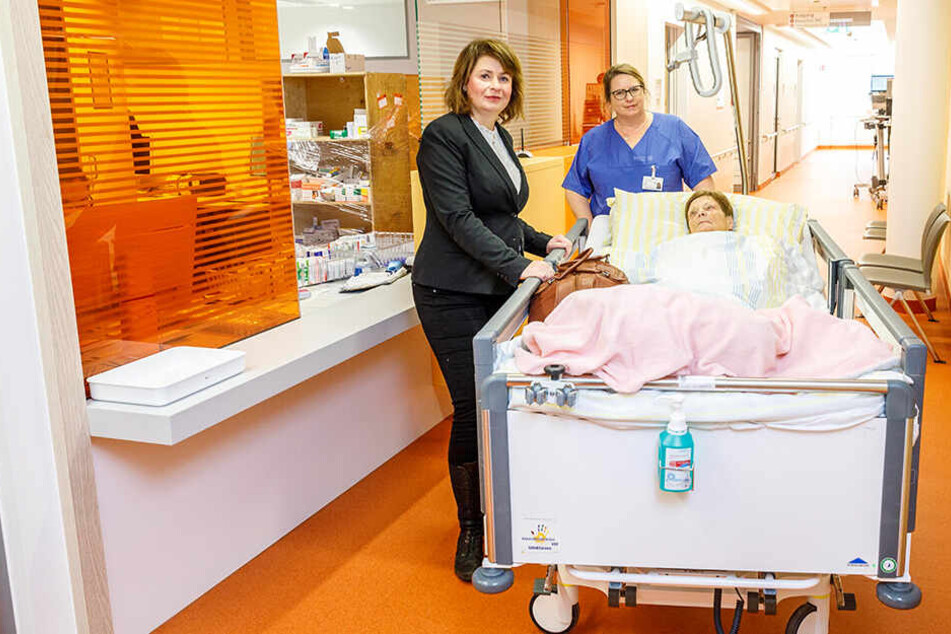 Pflegedirektorin Jana Luntz (50, l.) und Stationsleiterin Grit Rau (49) mit der ersten Patientin Maria Böhmer (75, Oberschenkelhalsfraktur) im 111-Millionen-Euro-Neubau.