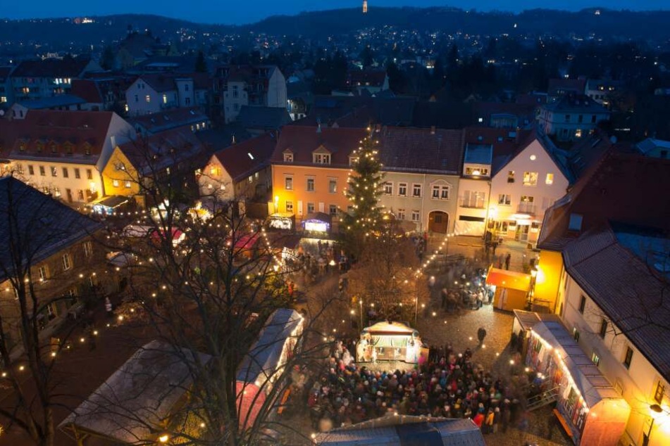 Hell erleuchtet sind die Verkaufsstände auf dem Weihnachtsmarkt in Altkötzschenbroda.