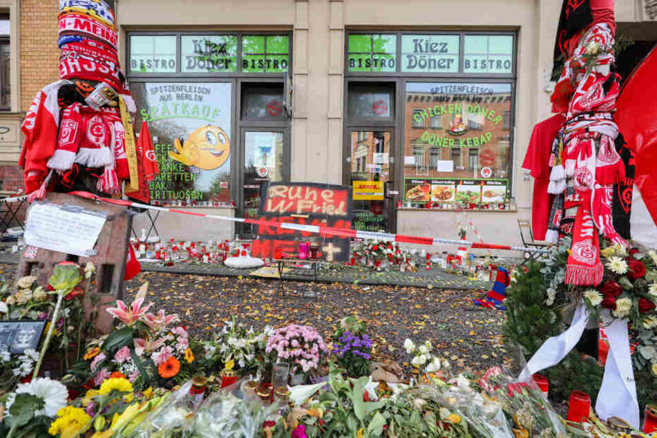 Der Bereich vor dem Dönerimbiss wurde zu einer Gedenkstätte für die Opfer des Anschlags.