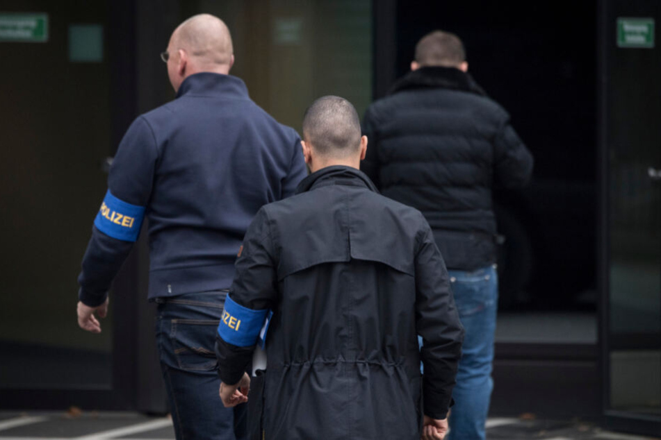 Zivilfahnder der Polizei betreten am 29. November 2018 die Zentrale der Deutschen Bank.