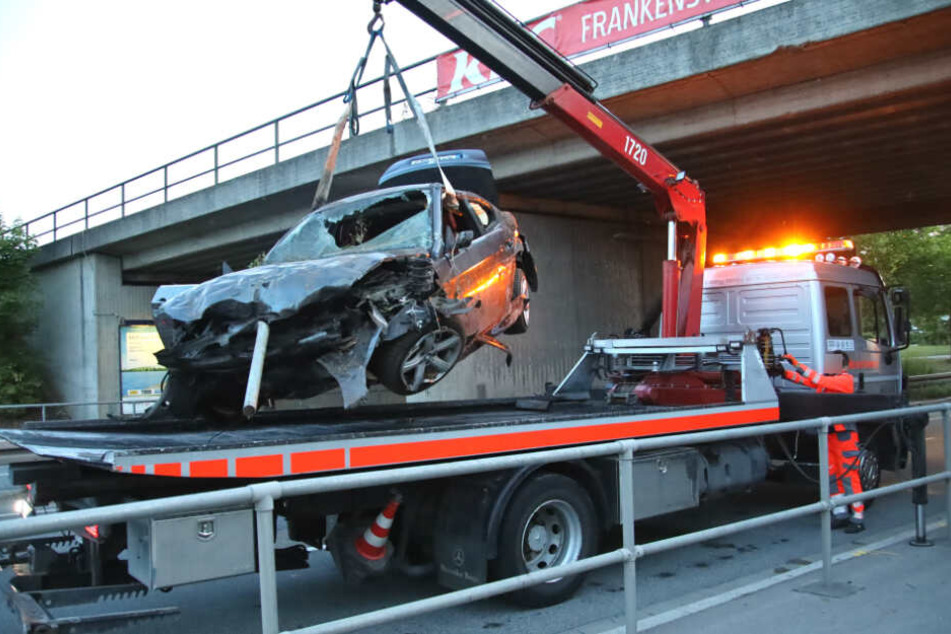 Das Auto wurde durch den Aufprall völlig zerstört.