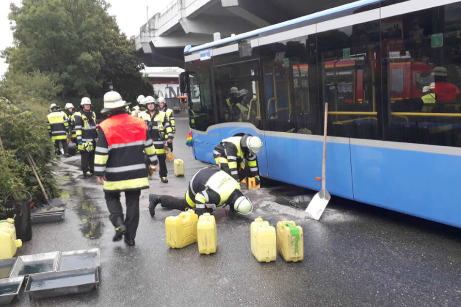 Der Tank des Busses wurde durch den Zusammenstoß aufgerissen. Rund 250 Liter Diesel liefen auf die Straße.