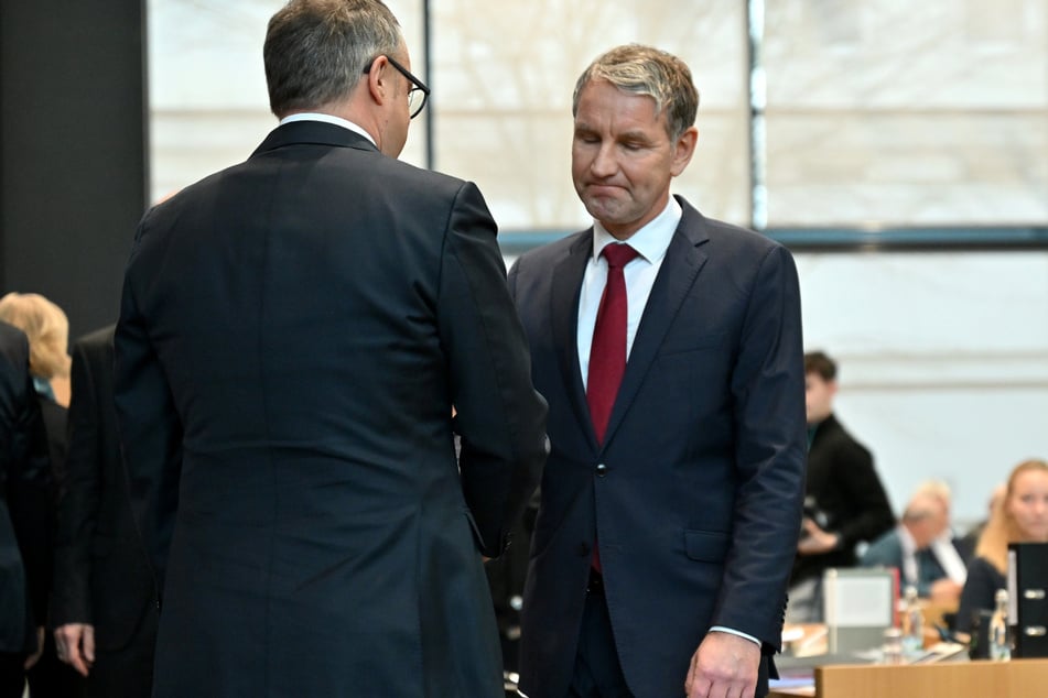 Björn Höcke (52, AfD, r.) beglückwünschte Mario Voigt (47, CDU, l.) nach der Wahl zum Ministerpräsidenten. Dennoch erhebt der AfD-Politiker schwere Vorwürfe gegen den CDU-Mann.