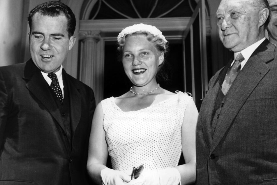 1956: US-Vizepräsident Richard Nixon, Libet Werhahn, die Tochter von Bundeskanzler Konrad Adenauer (r)