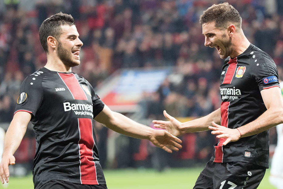 Große Freude bei Kevin Volland (links) und Lucas Alario rechts über den Heimsieg.