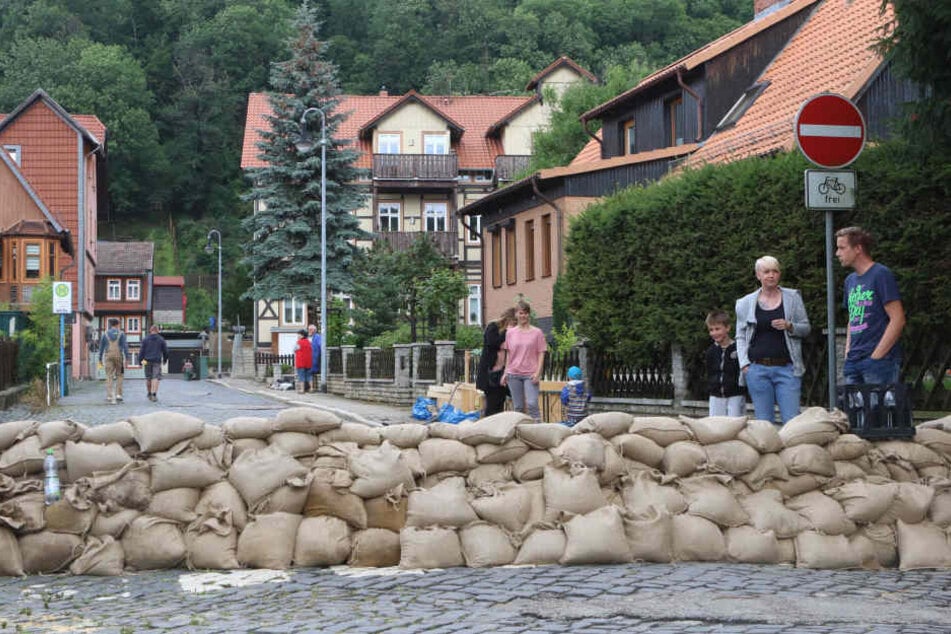 Anwohner haben in der historischen Altstadt von Wernigerode eine Sandsackmauer errichtet.