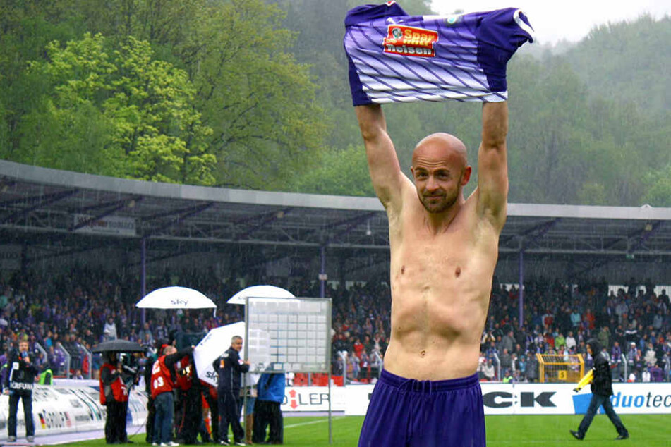 Skerdilaid Curri gelang am 6. Mai 2012 Aues 300. Zweitliga-Treffer, mit dem er den FCE vorm Abstieg bewahrte und sich selbst von den "Veilchen" verabschiedete.