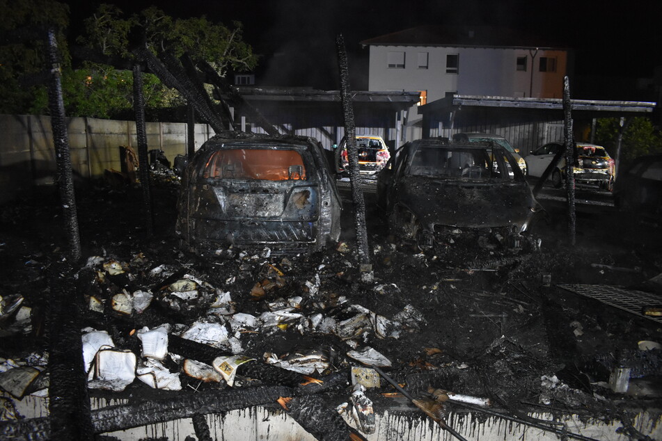 Zehn Fahrzeuge in den Carports wurden beschädigt, sieben brannten komplett aus.