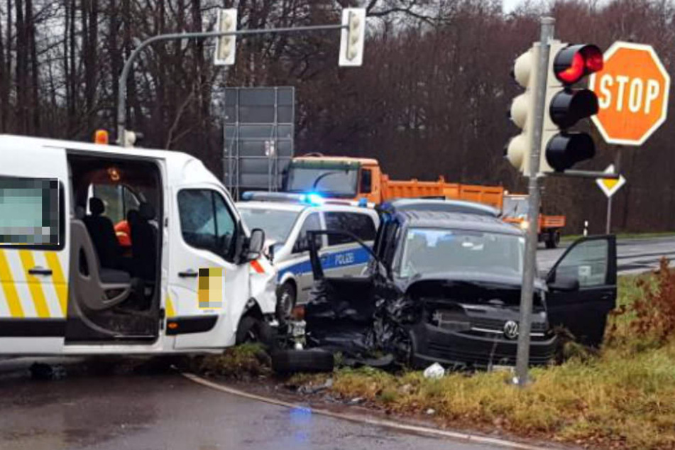 Die Fahrzeuge stießen frontal zusammen.