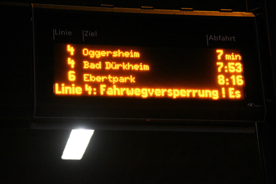 Die "Fahrwegversperrung" durch den A3 sorgte für 90 Minuten Unterbrechung auf der Straßenbahnstrecke.