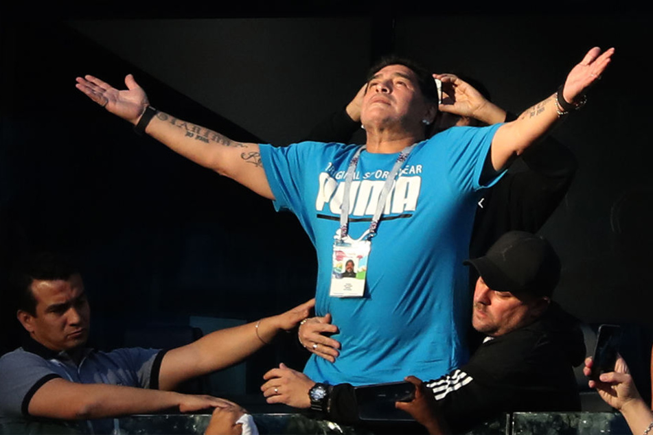 Der ehemalige argentinische Fußballspieler Diego Maradona lieferte auf der Tribüne einen filmreifen Auftritt.
