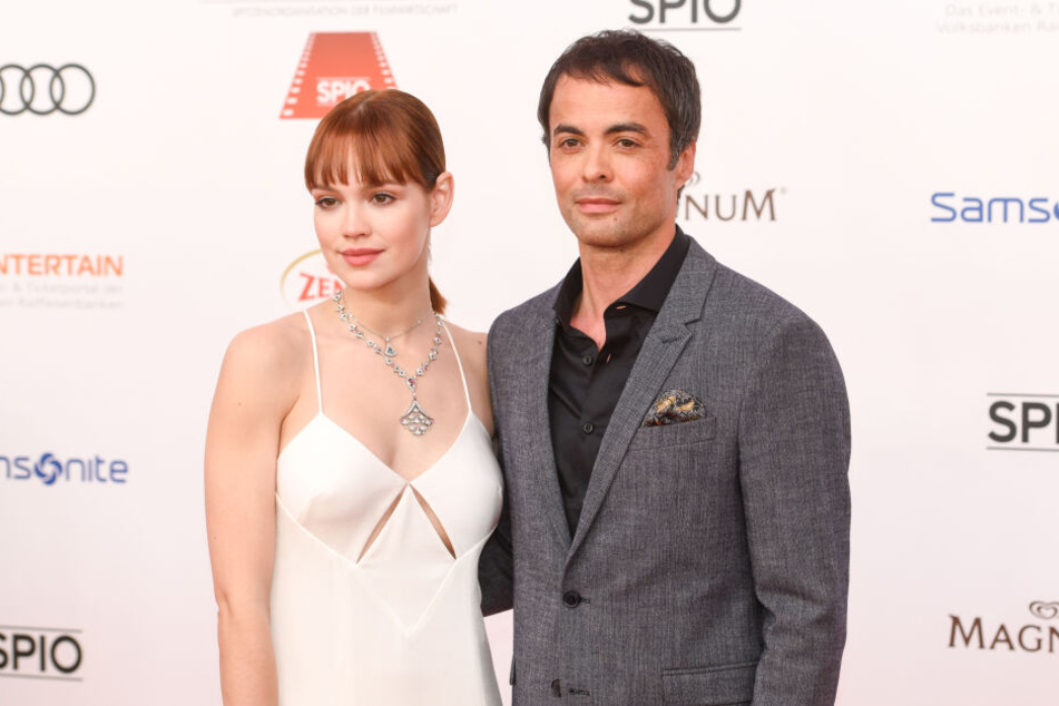 Cool as can be: Schauspieler Emilia Schüle und Nikolai Kinski zeigten sich elegant vor dem Bayerischen Hof.