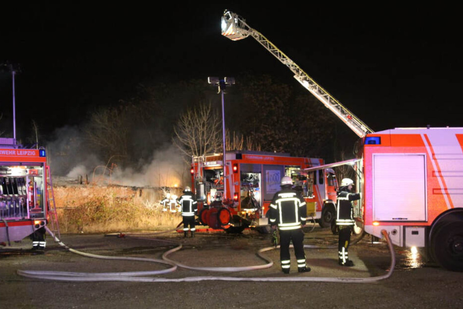 Die Einsatzkräfte mussten immer wieder zur Vorderseite des Bahnhofs fahren.