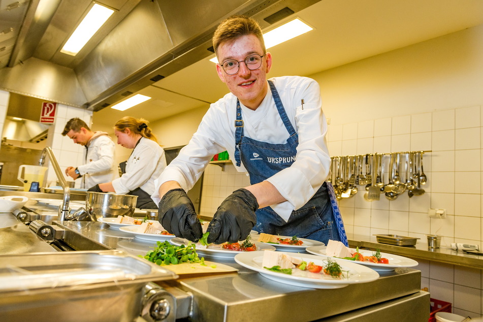 In einer fremden Küche für Testesser kochen - da hat Johann Peters (18) alle Hände voll zu tun.