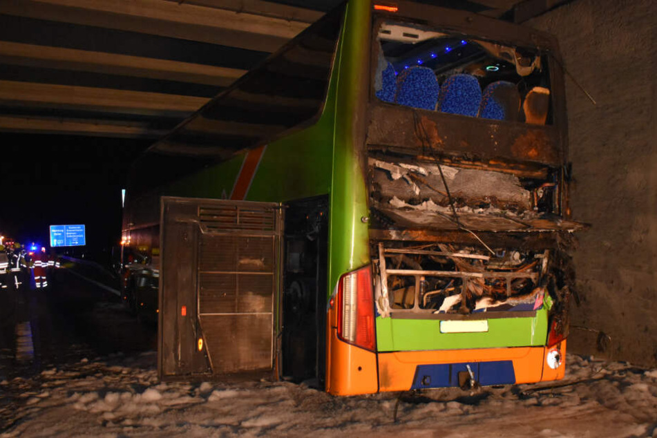 Der Flixbus steht nach den Löscharbeiten weiterhin auf der Autobahn.
