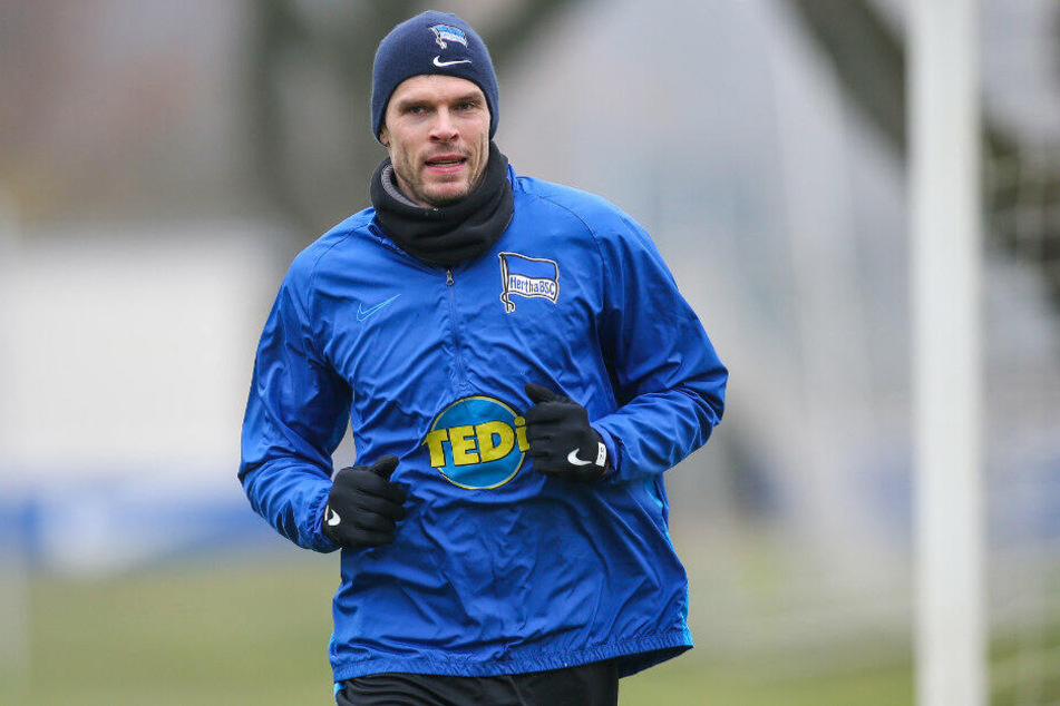 Rune Jarstein von Hertha BSC läuft sich warm.