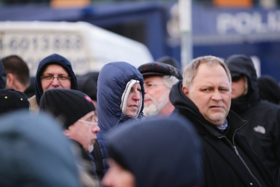 Silvio Rösler (Mitte, blaue Kapuzenjacke)