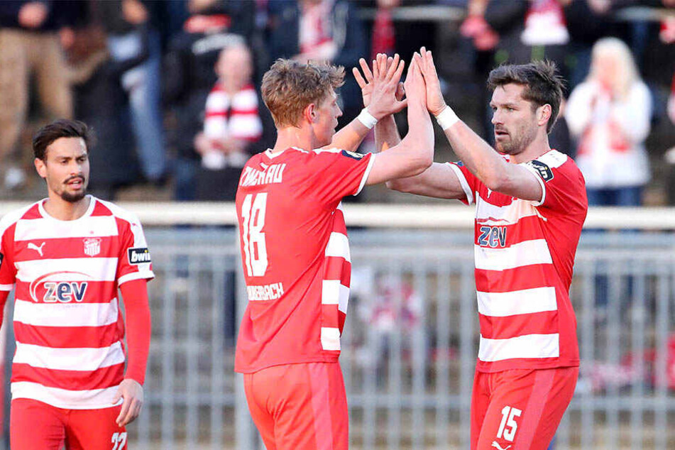 Der Youngster und der Oldie: Lion Lauberbach (l.) und Ronny König klatschen ab.