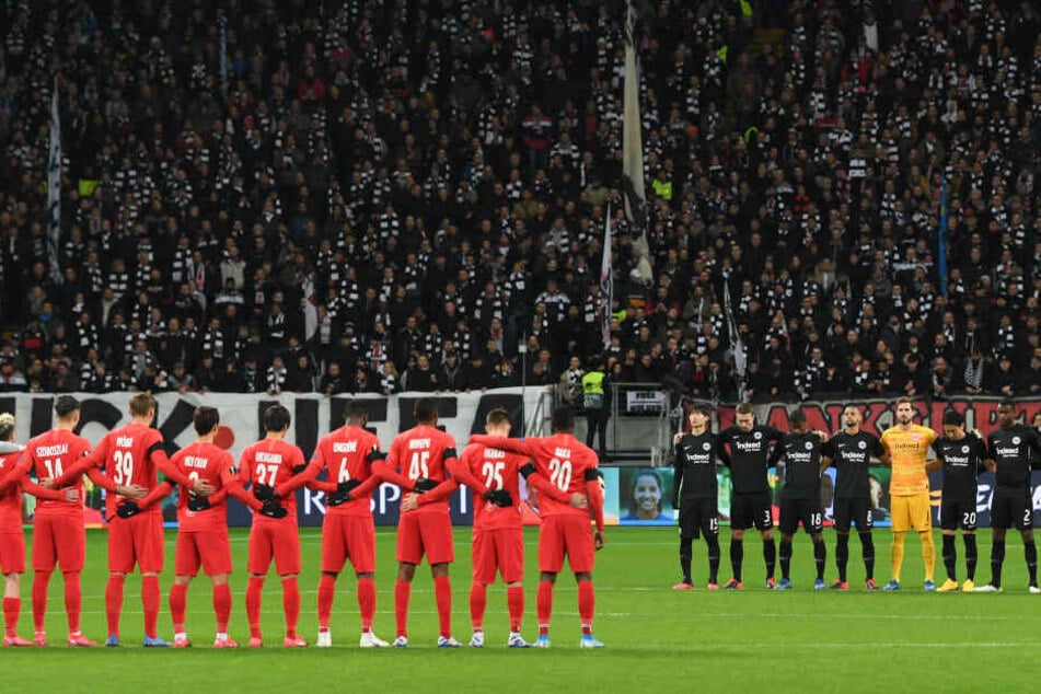 Am Mittelkreis hatten sich die Teams von Red Bull Salzburg (rot) und Eintracht Frankfurt (schwarz) aufgestellt.