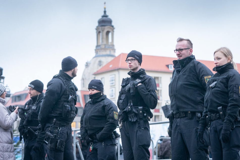 Polizisten am Nachmittag auf dem Altmarkt in Dresden