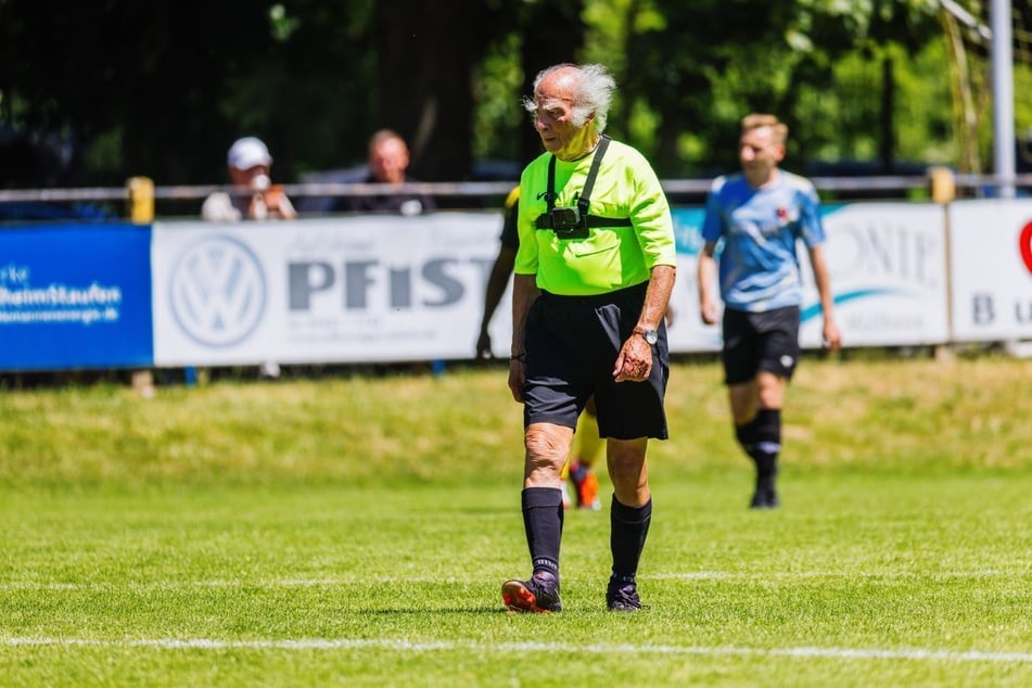 Auf dem Feld wurde der 90-Jährige als "Legende" gefeiert.