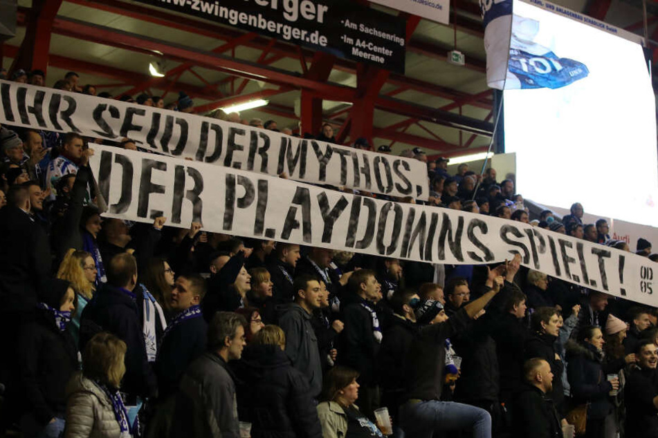 Während die Eislöwen-Fans den Crimmitschauern schon die Play-downs wünschten, schossen die Eispiraten die Dresdner ab.
