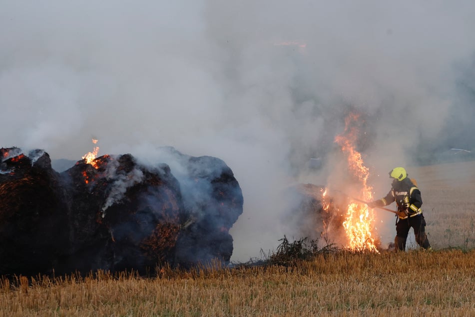 Mehrere Strohballen fingen am Donnerstagabend Feuer.