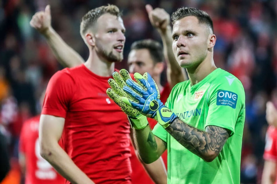 Rafal Gikiewicz bedankt sich nach dem Spiel gegen Hertha BSC bei den Fans.