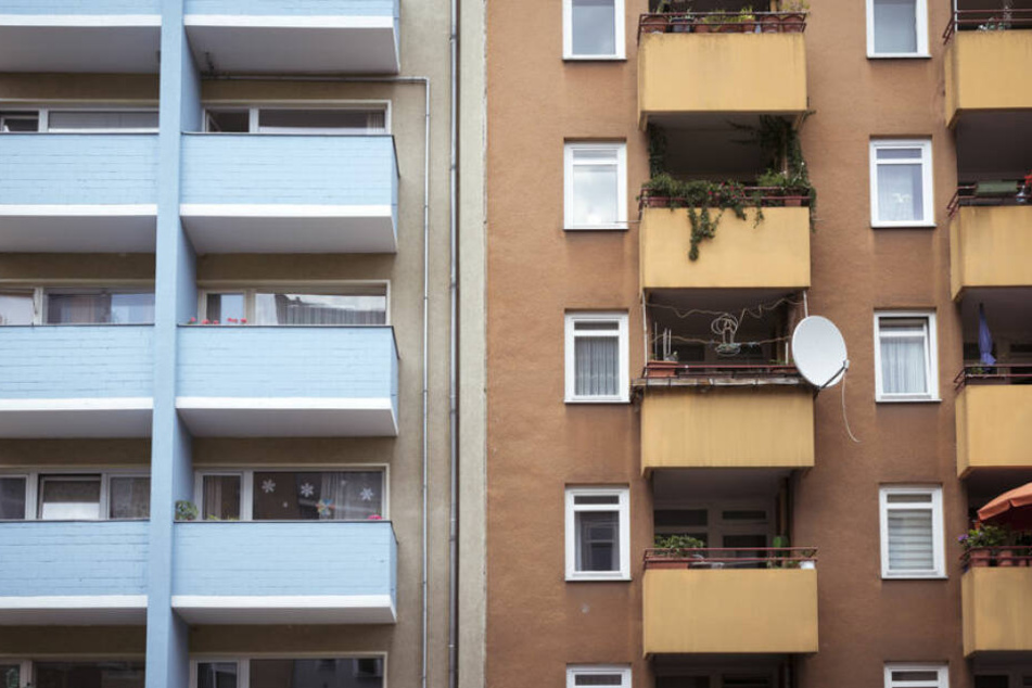 Balkone eines von Wohnhäusern in Berlin. (Symbolbild)