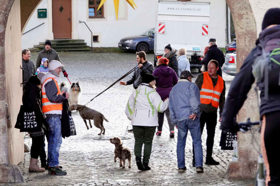 Zahlreiche Besucher standen in einem leeren Schloss-Innenhof, der Markt fiel aus.