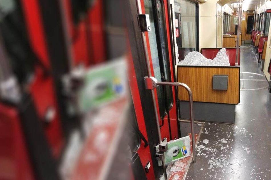 Das Foto der Duisburger Polizei zeigt Überreste einer zersplitterten Glasscheibe.