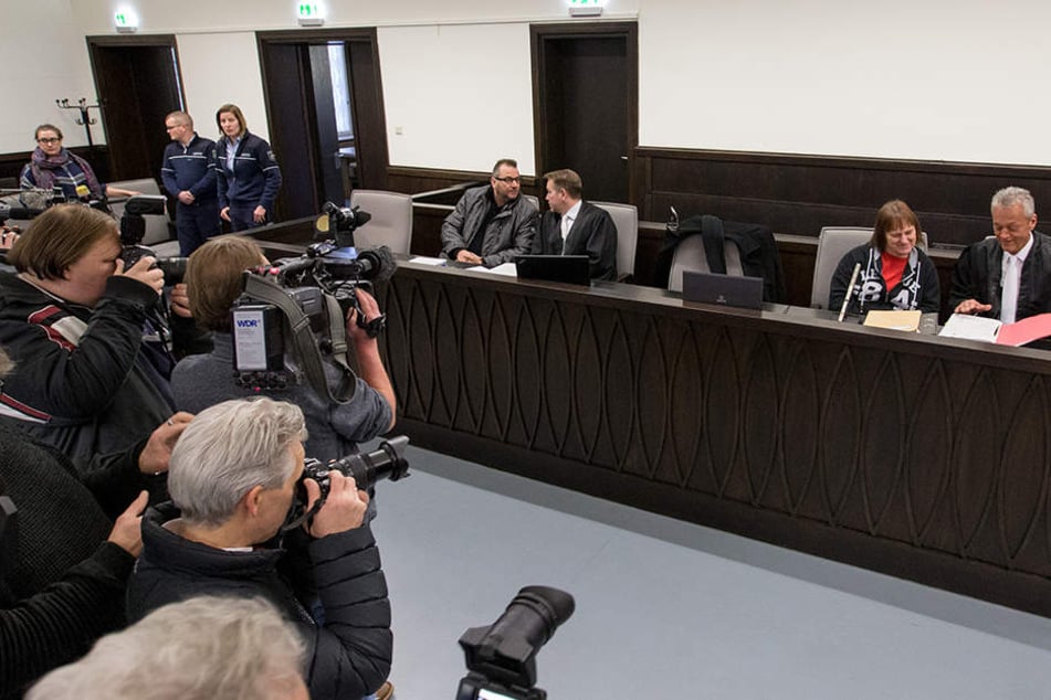 Die beiden Angeklagten sitzen mit ihren Verteidigern im Gerichtssaal.