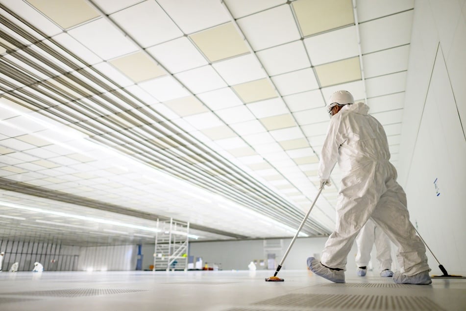 Der große Reinraum der entstehenden Fabrik wird bereits permanent geputzt, damit Schmutz später den Start der Produktion nicht ausbremsen kann.