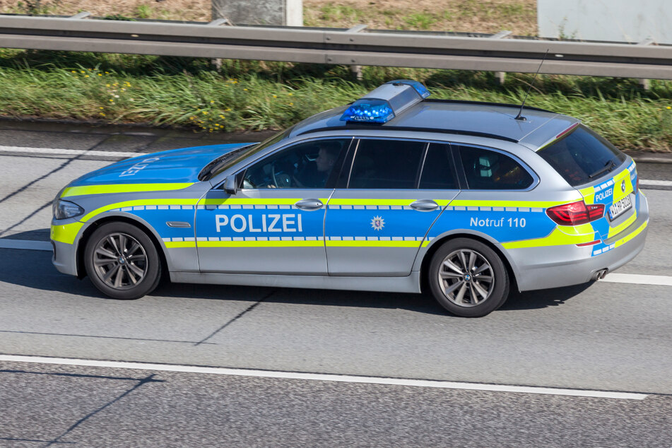 Duo (16, 34) verursacht schweren Unfall: Statt zu helfen, stehlen Täter ein Fluchtauto