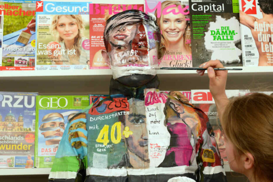 Liu Bolin (45) lässt sich von Studentinnen der Kunstakademie Stuttgart anmalen. (Archivbild)