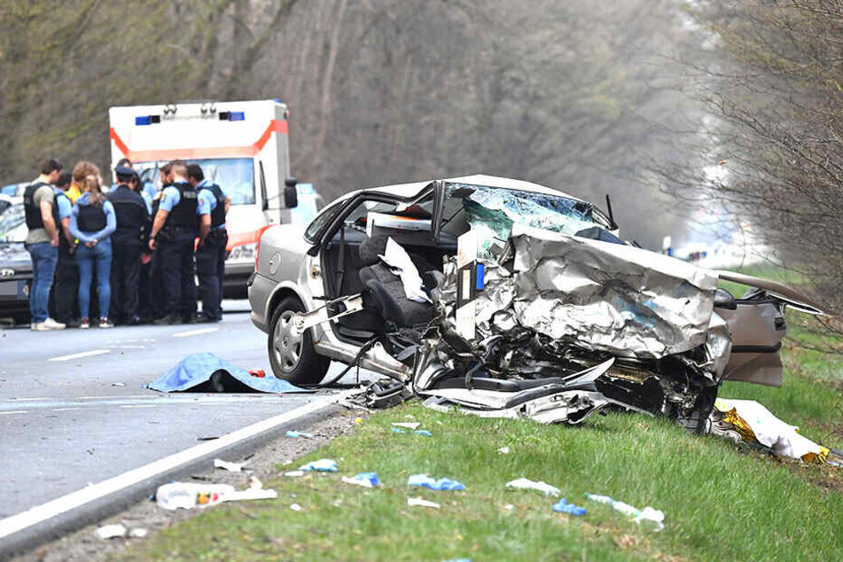 Das Wrack des tödlichen Verkehrsunfalls, das mit einem Polizeiauto kollidierte.