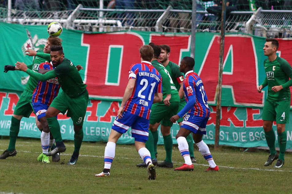 Die verkrampften Cottbuser konnten in der ersten Hälfte kaum Akzente setzen.