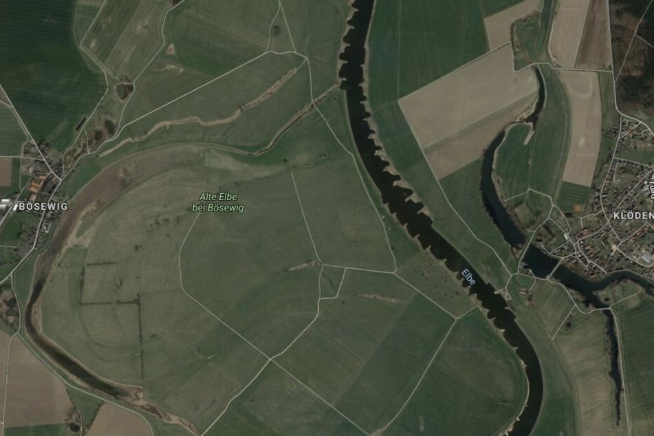 Nahe der Kleinstadt Bösewig war der BMW SUV in einen Seitenarm der Elbe gestürzt und gesunken.